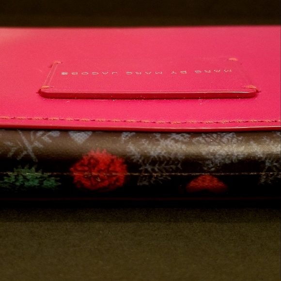 Marc by Marc Jacobs x Disney Zip Around Wristlet - Picture 7 of 13